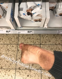 dreckigefuesse:  Cookies or soles? I guess it was a hard choice for some male customers seeing me grocery shopping in my bare feet 🤩