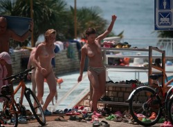 happynakedchristian:  A mother daughter day at the beach