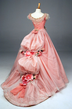 vintagegal:  Masquerade ball gown worn by Emmy Rossum in Phantom of the Opera (2004). Costume designer - Alexandra Byrne (via) 