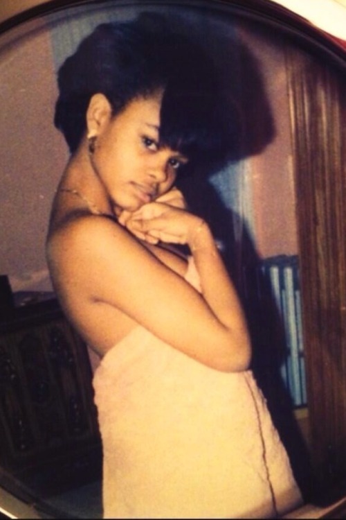 theelectricrelaxation:  throughkaleidscopeeyes:  A young and beautiful Jill Scott  omg…so pretty as always    I thought it was an old pic of Teyana Taylor for a minute. 