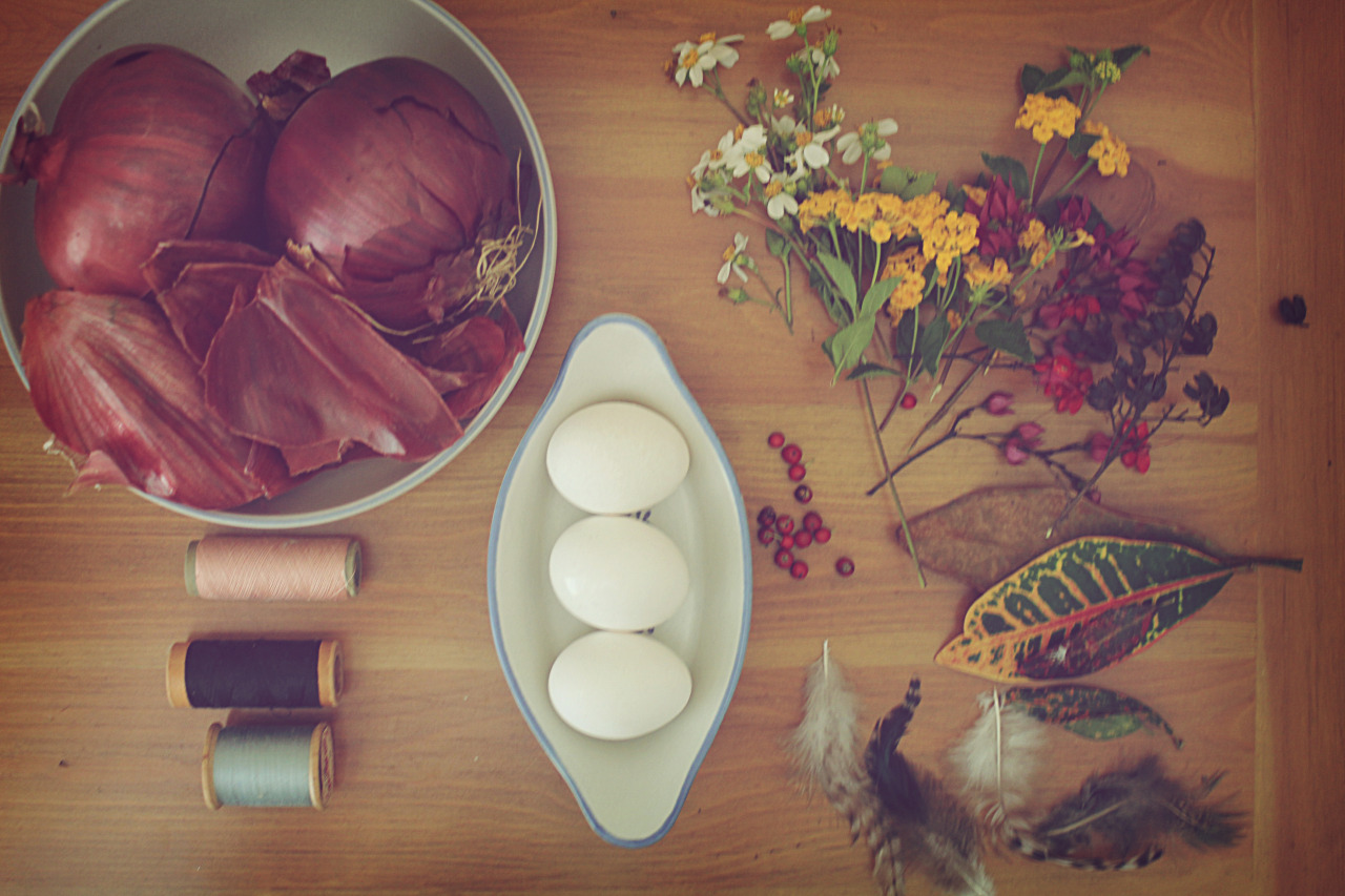melancholicmanifestation:  reneelouiseanderson:  Onion skin Easter eggs.  How cool