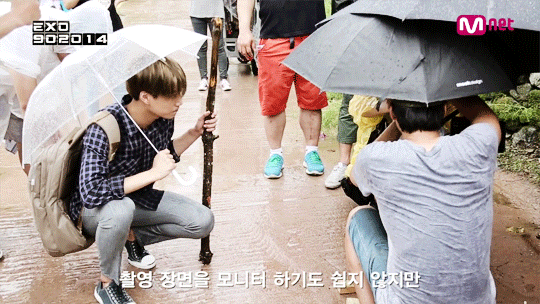 jonginwho:  even if it’s raining, he will always work hard… 