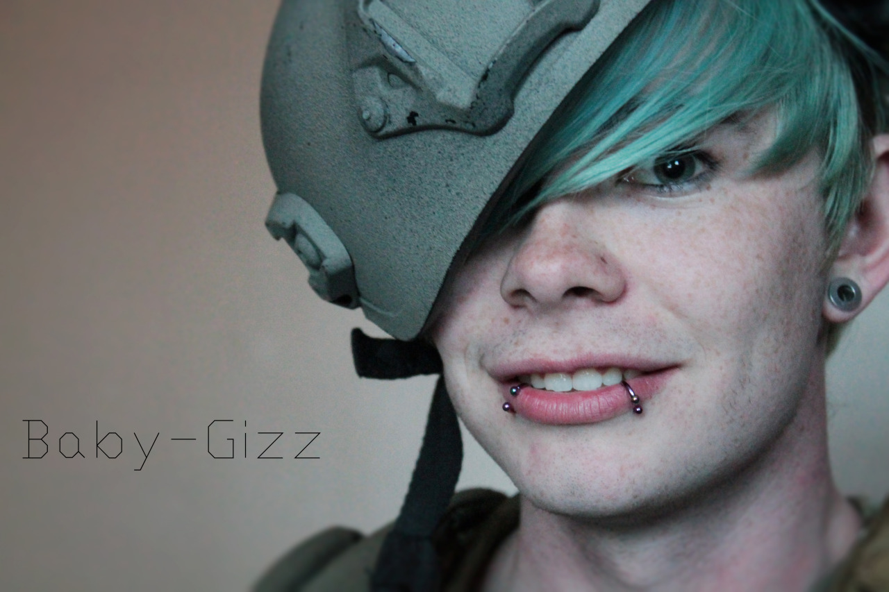baby-gizz:  alex wanted pics and i wanted to play army’s teehee so we compromised 