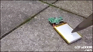yoosee:  gifsboom:  Phone battery  リチウム電池こわい 