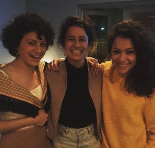 theanachronist: tatmasmile: tom_cullen: Triplets UNITE @sxsw @tatianamaslany @ilanusglazer #ali