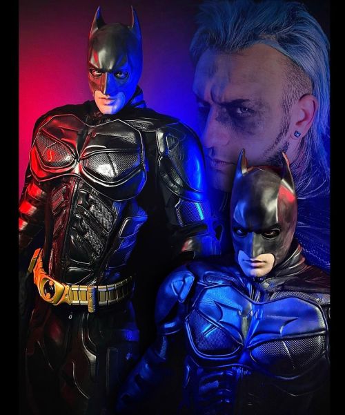 — —⠀ * Batman ( Bruce Wayne )⠀ ⠀ “ Perché Leon Chiro è l’eroe che Gotham merita, ma non quello di cu