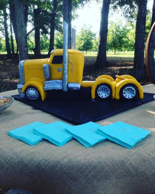 Check out these awesome truck themed cakes!#truckcake #customcakes #truckinglife #trucklife #logis