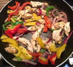 thefoodarchivist:  Turkey and bell pepper stir fry