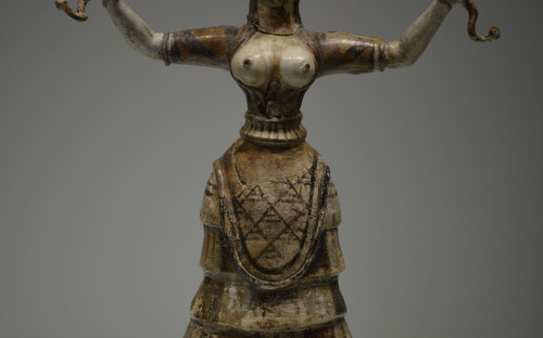 greek-museums: Archaeological Museum of Heraklion: Detail from one of the snake goddesses’ fig