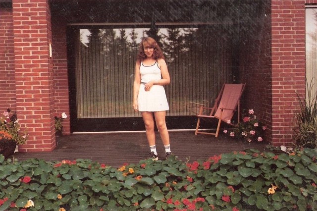 Around 1981. My mother on the terrace of the modernised house, five years before I was born. BP #europe#germany#northerngermany#lowersaxony#lemke#woman#prettywoman#mother#house#terrace#modernisation#countryside#1980s#oldphoto#notdigital#analoguephotography#analoguephoto#nofilter#bastianpae#bpgeo#bpgeographic