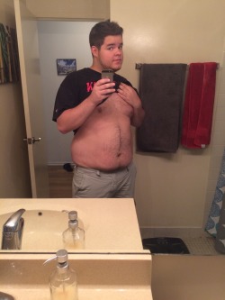 firespinningpanda:  Tummy Tuesday featuring windycityburbboys’s bathroom xD  Niceeee