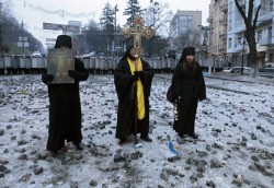 zoetica:  Tense, fascinating photos of orthodox priests at the protests in Kiev (Source). I’ve been allowing my brain back into the Art Zone, which currently means a certain level of disconnect, but the uprising in Ukraine’s been the one current event