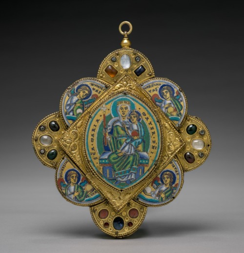 cma-medieval-art:Pendant with the Virgin and Child, Godefroid de Huy, c. 1160-1170, Cleveland Museum