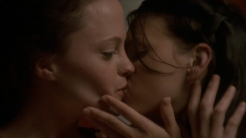 Angela Bettis and Anna Faris Lesbian Kiss porn pictures