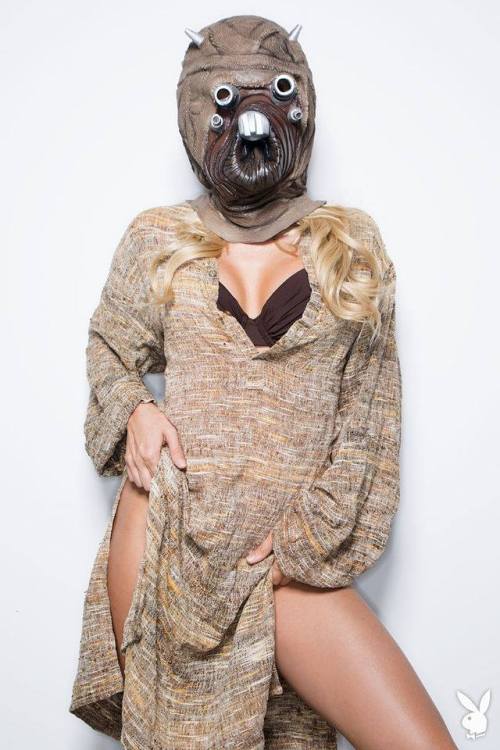 sexyimperial:  Sexy fans Sunday  I gotta admit&hellip; that Twi’lek chick&hellip; I&rs