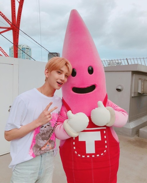 joshua-data:  [180912] Joshua′s Instagram Update ♡  Tokyo tower #roppongbrothers #pink #rainyweather
