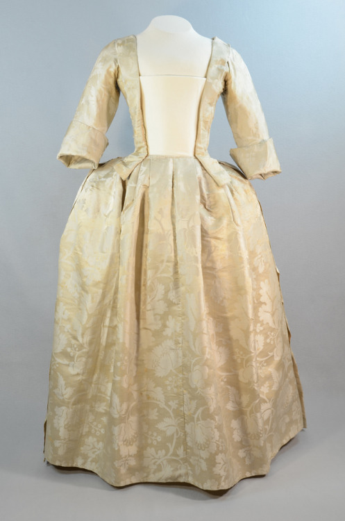 Robe à l’anglaise. 1750-70From the Irma G. Bowen Historic Clothing Collection at the Un