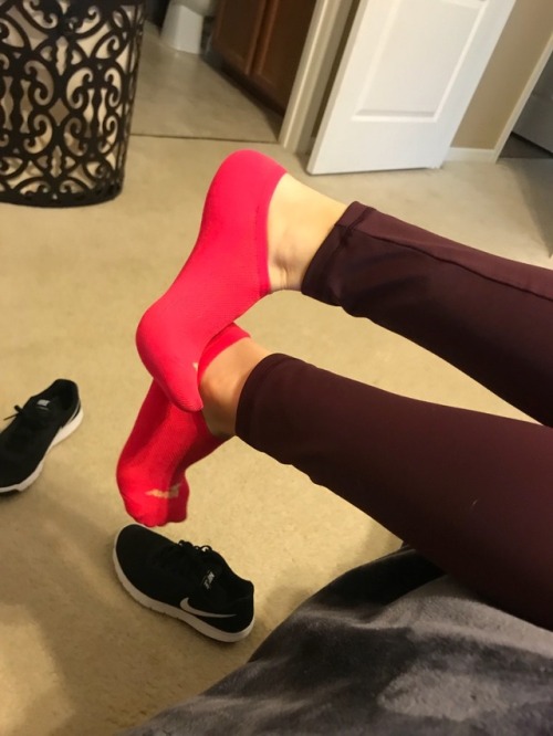shamrock-88: feetoftheworld69: Wife’s feet I’d enjoy sneaking up behind her