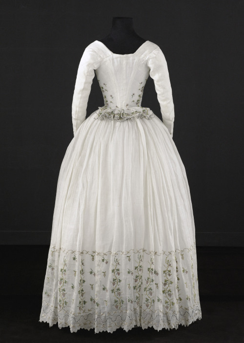 Caraco &amp; Petticoat, c. 1790-1800from the Musée de la Mode de la Ville de Paris