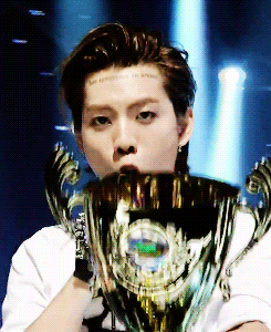 taenggyu:  A happy dino with his trophy o(≧▽≦)o 