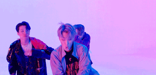 kyulsoo:i l l u s i o nI can’t get over the lighting/colours in this video