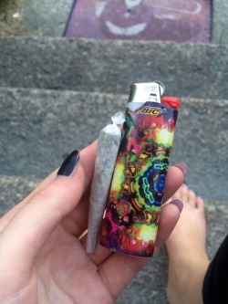 indica-illusions:  i have the same lighter!