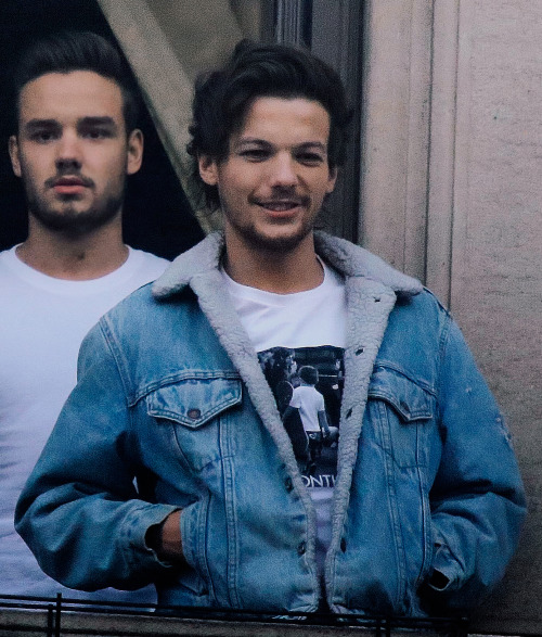 calmdowncurrly: louis and the denim jacket, milan