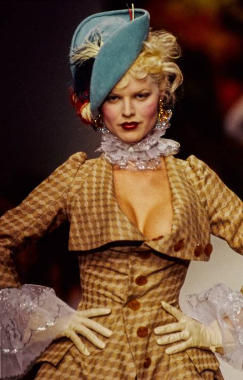  VIVIENNE WESTWOOD Fall/Winter RTW 1995if you want to support this blog consider donating to: ko-fi.