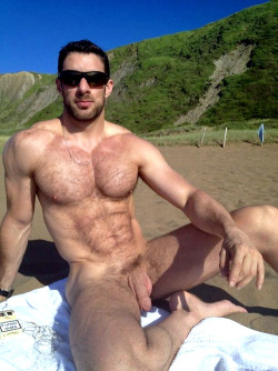 gaybeachaction:Guys near near you are looking to fuck right NOW: http://bit.ly/2bYtSXy