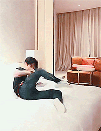 Luo Yun Xi shares his daily bedtime ritual to thank the fans for their support.Night Deity&helli