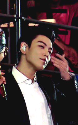 topkun:   Being all cocky after taking his sunglasses off by fan’s request ▻