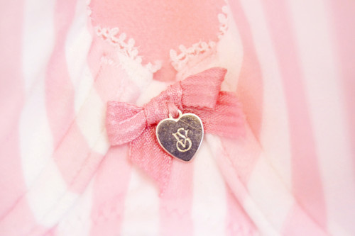 succubxbe: ♡ VS Bra’s are so pretty, not to mention super soft! ♡Check out my Florida Haul Blogpost here 