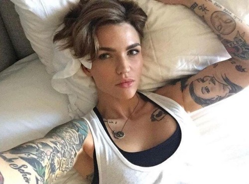lipstick-lesbian:  I can’t even deal with her beauty 😍 