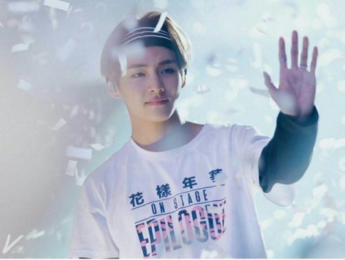 Taehyung and confetti ethereal af  Bless this aesthetic human being © to the owners