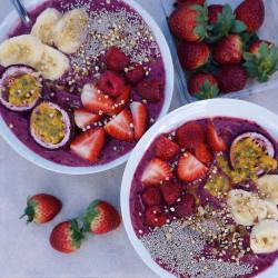tessbegg:  Berry smoothie bowls w/ all the goooood stuff😈😈😇 