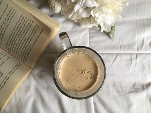 urban-teen:New reads, coffee, and fake flowers ☕️