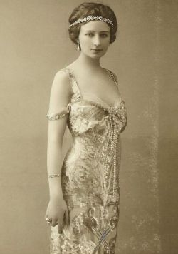 Fashionologyextraordinaire:  French Opera Singer Genevieve Vix, Ca. The 1910S. 