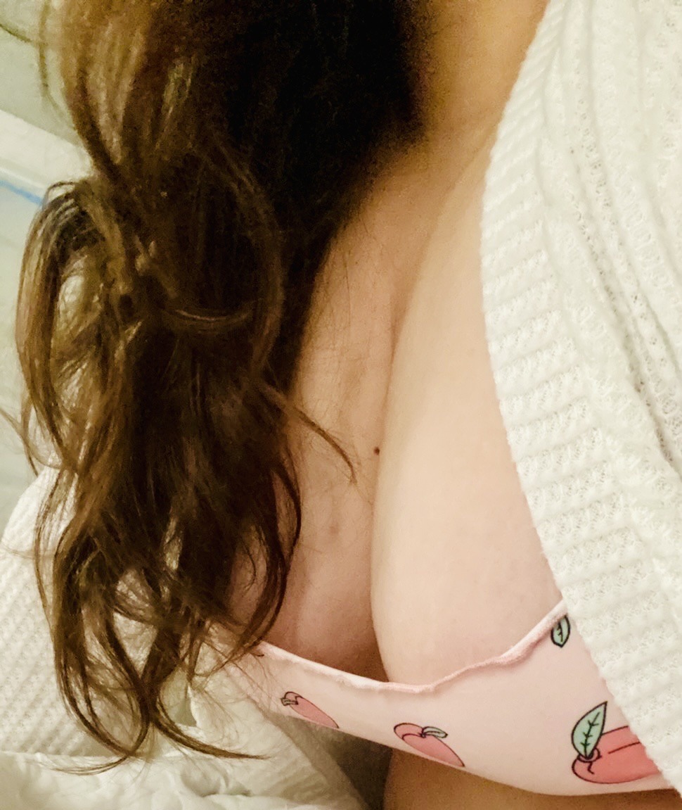 xsecret-little-princessx:Sitting here looking pretty 🥰