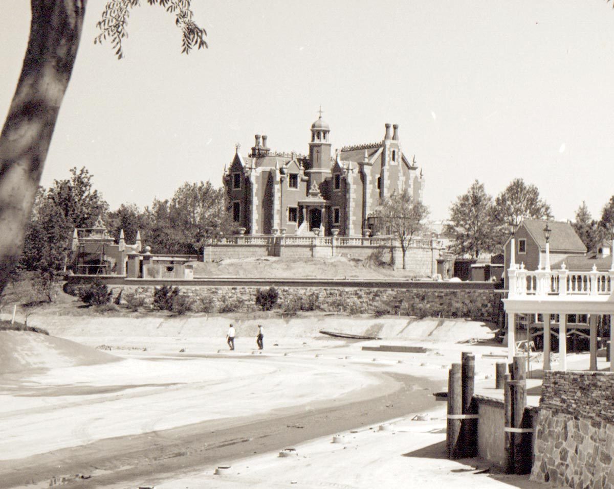 gameraboy:  Construction of Disney World’s Liberty Square. Via Imagineering Disney.