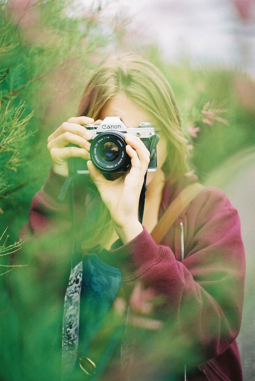 Girls With Vintage Cameras — proserrpina: analog camera en We Heart It.