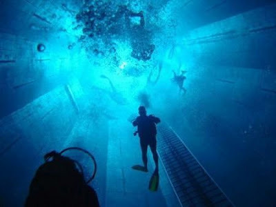 cosascool:  NEMO 33, deepest pool in the world 