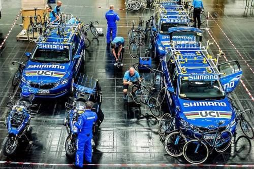 apisonadora60: Shimano-Road After the races, the work of our Shimano Neutral Service team continues,