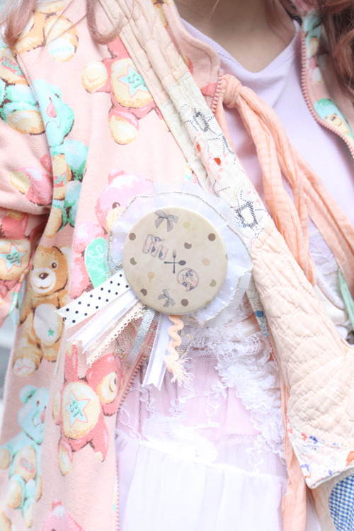 abi-kawaii:  This outfit is beautiful! And that bag, with all the textures and added