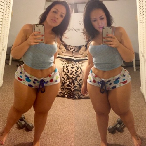 slammerpawg:  thick hips n thighs  Love her thighs