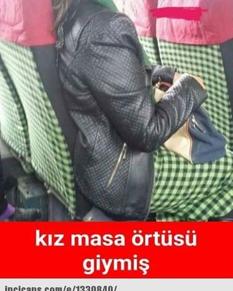 Kız masa örtüsü giymiş