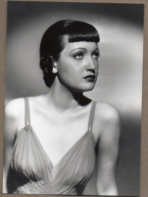 nec-dextrorsum-nec-sinistrorsum: Dorothy Lamour