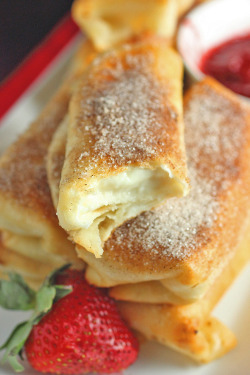 verticalfood:  Fried Cheesecake Roll-Ups