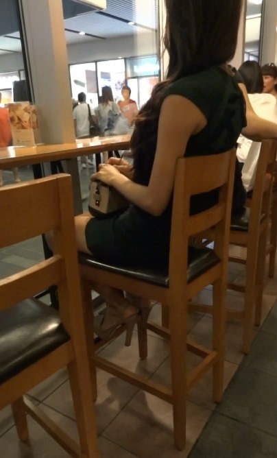 singapurachiobu:  asiavoyeur:  hot girl at starbucks  Dayum, I would love to fuck