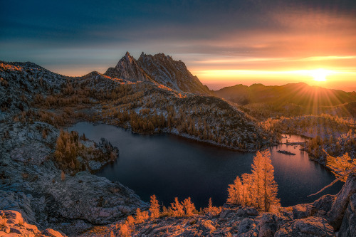 An epic sunrise from The Enchantments in Washington State (OC) [1200x800] @ross_schram