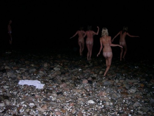 Amateur skinny dipping girls